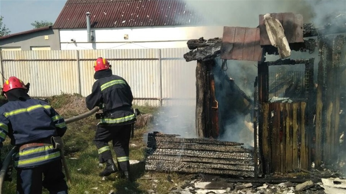 В Попаснянянському районі рятувальники ліквідували пожежу у житловому секторі