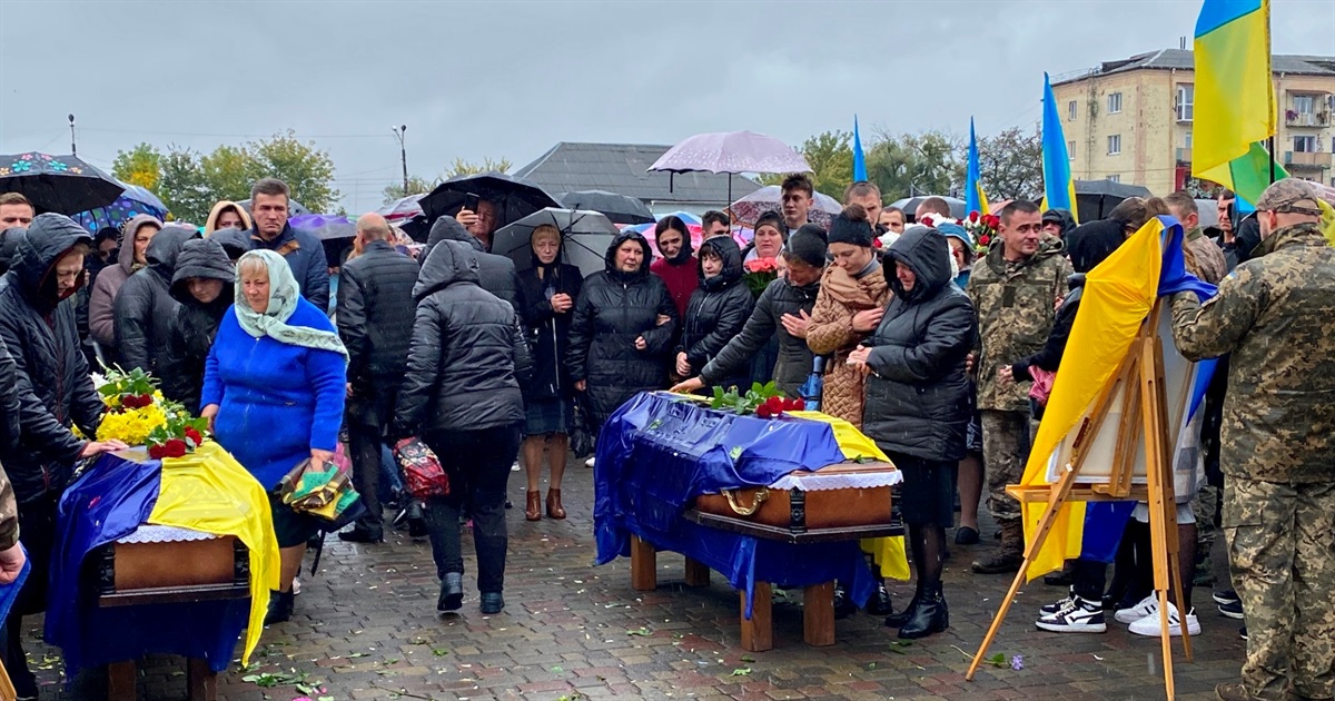 Справжні побратими: в Сарнах поховали двох товаришів, які загинули на війні