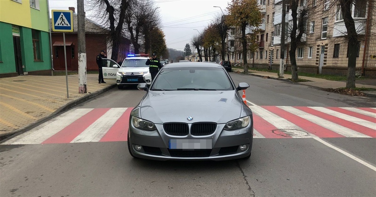 У Новограді поліція з’ясовує обставини наїзду автівки на чоловіка