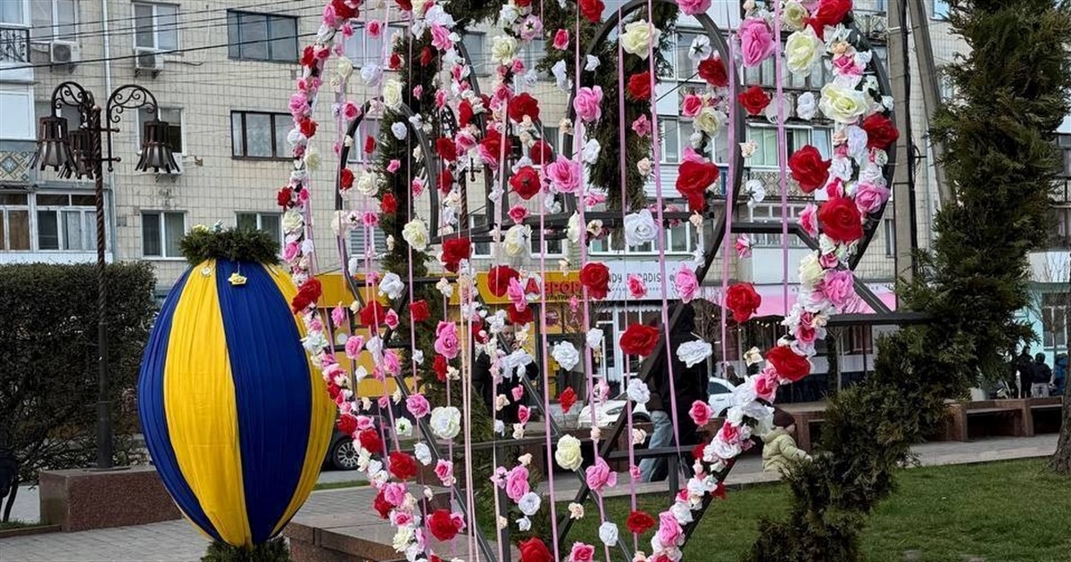 Писанки, фотозони і тематичні інсталяції: Звягель прикрасили до Великодня