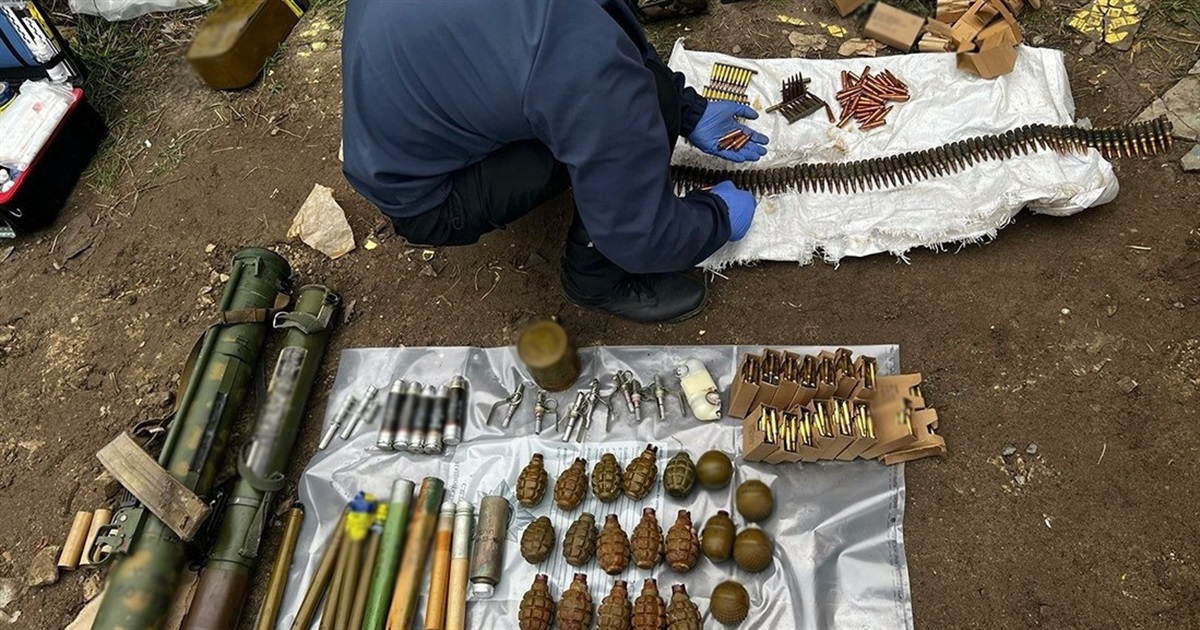 "Схрон" зброї на Житомирщині: правоохоронці вилучили вогнемет, автомат та понад 5 тисяч боєприпасів