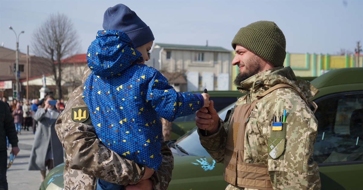 За кошти, які наколядували городоцькі діти, придбали три позашляховики. Їх уже передали військовим