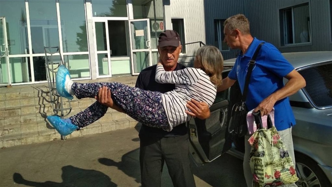 Благодійники допомогли маломобільній жительці села на лінії розмежування дістатися лікарні 