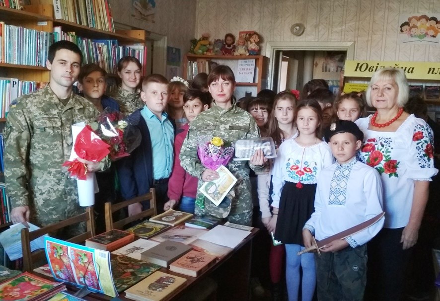 Військовослужбовців вітали у бібліотеці селища динзаводу 