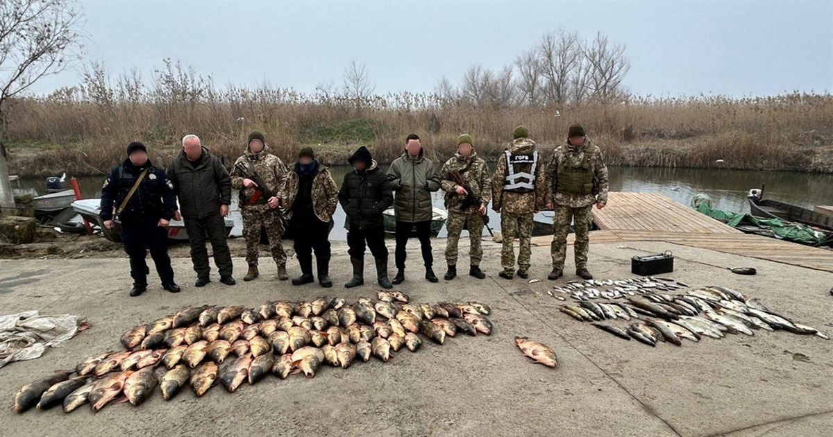 Били рибу струмом: В Ізмаїльському районі прикордонники затримали браконьєрів з електровудкою