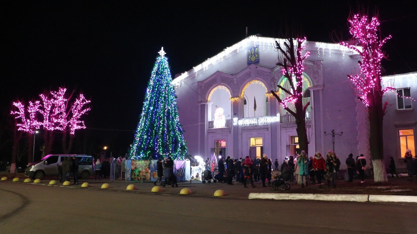 В Попасной зажгли районную и городские новогодние елки: фото