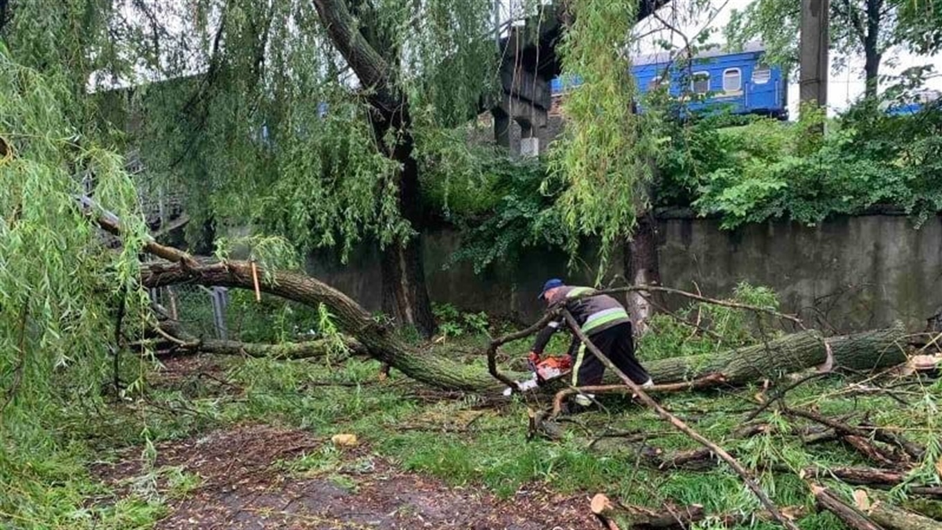 Негода у Жмеринці додала роботи рятувальникам