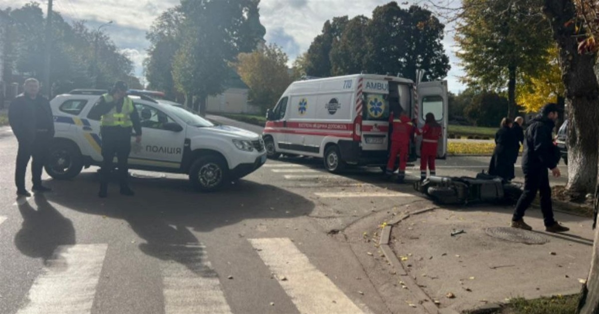 У Переяславі автомобіль збив пенсіонерку на скутері: її госпіталізували з переломом