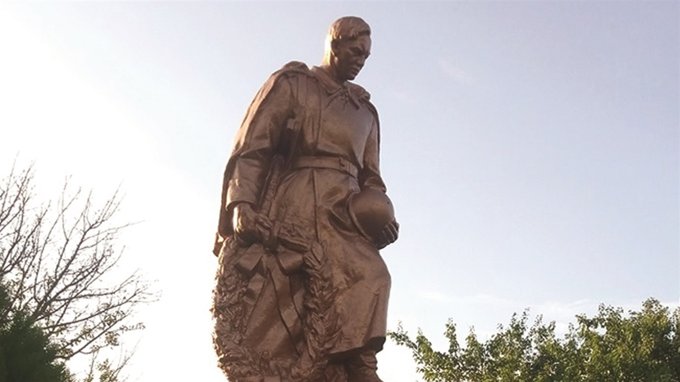 У мелітопольському селі вандали розмалювали пам'ятник воїнам, загиблим у Другій світовій війні