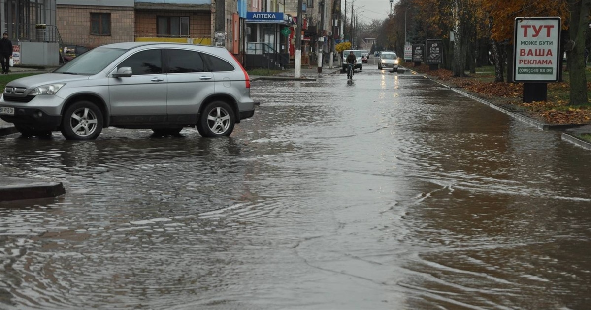 Центр Сарн підтопило, люди залишились без води: чому