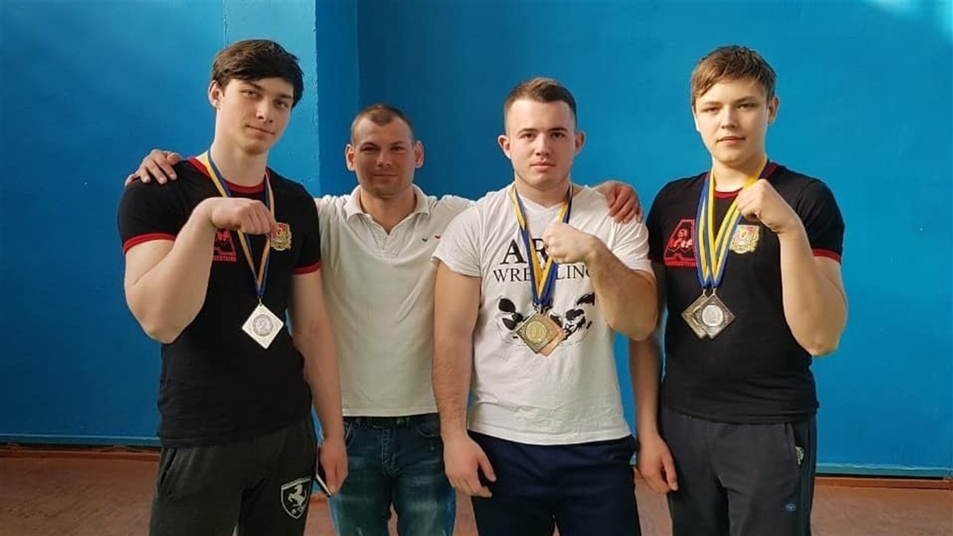 Сватівські армрестлери привезли золото і срібло з чемпіонату України. Вони їдуть на чемпіонат світу