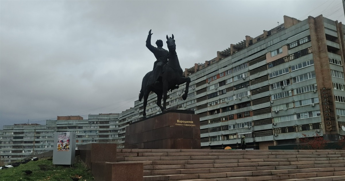 Окупанти планують відібрати майже 700 квартир у Луганську, а у області — 17 тисяч. Що про це відомо