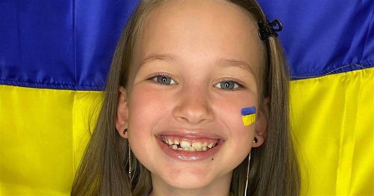 Підтримує захисників: дівчинка з Калинівки продає намисто та збирає кошти для українських воїнів
