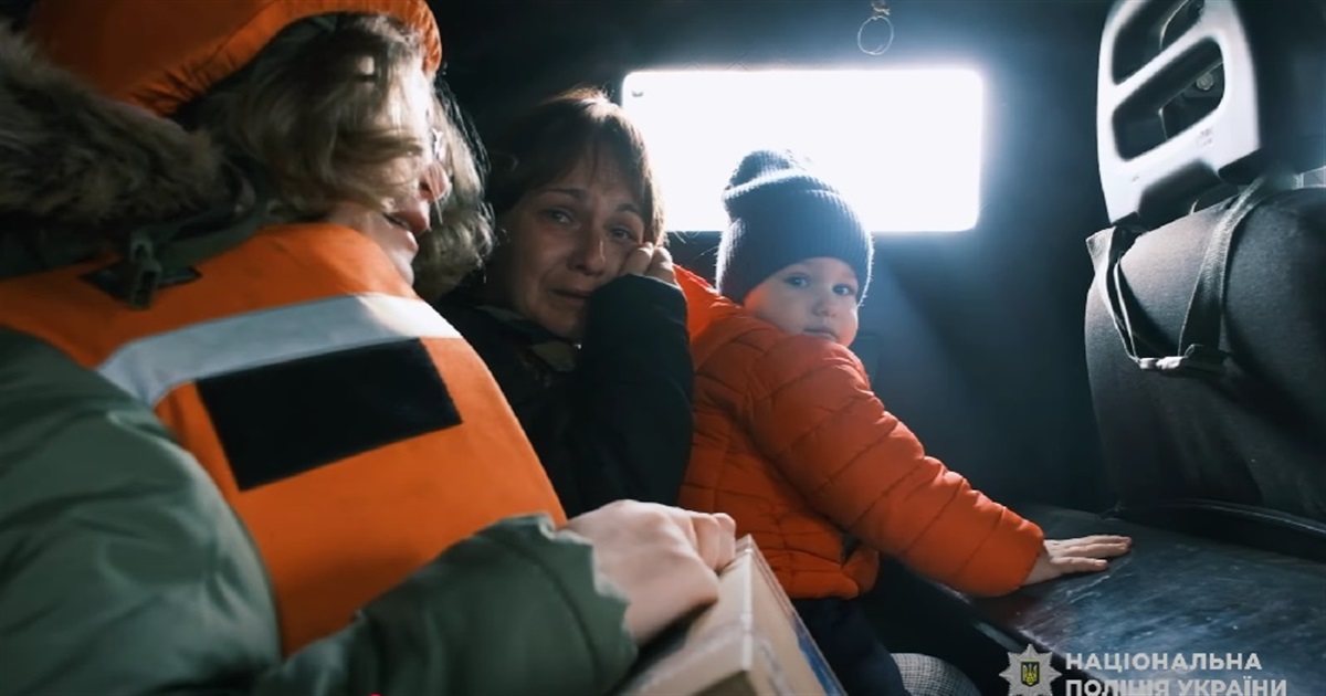 «Білі янголи» евакуювали з Дружківки п’ятьох дітей. Найменшому лише два роки
