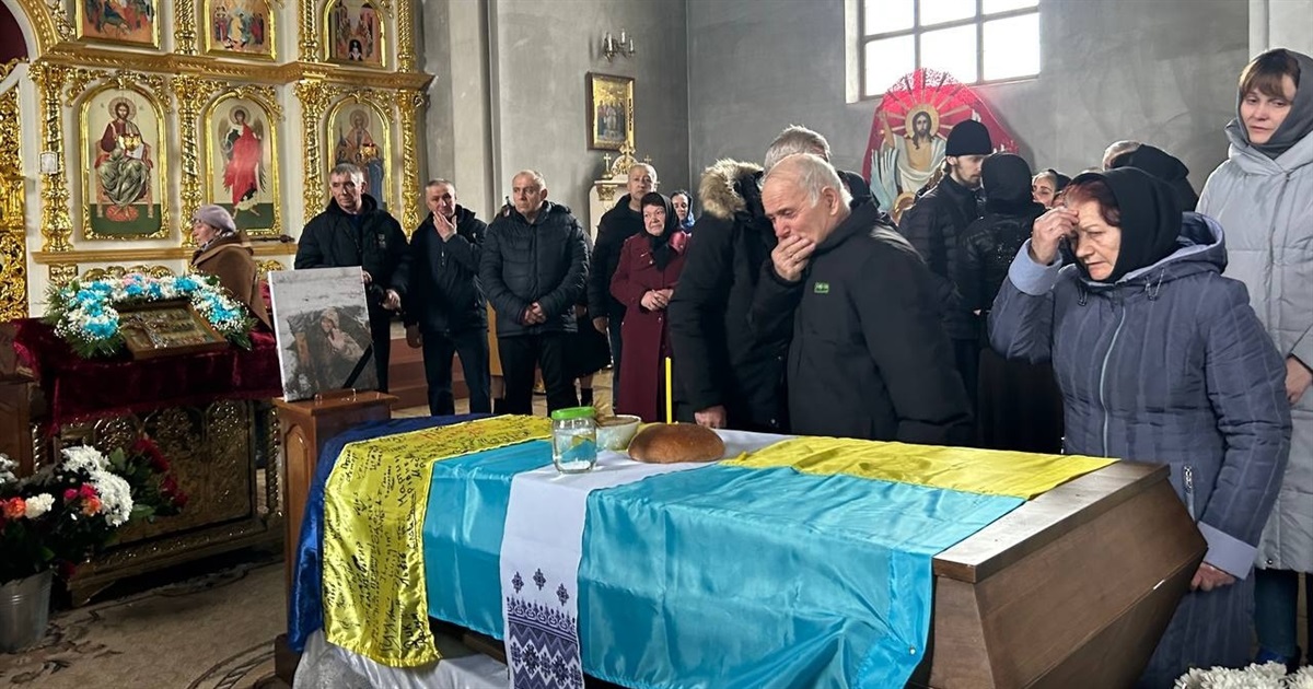 Загинув, прикриваючи побратимів: у Сарнах попрощались з воїном Олегом Магрелом