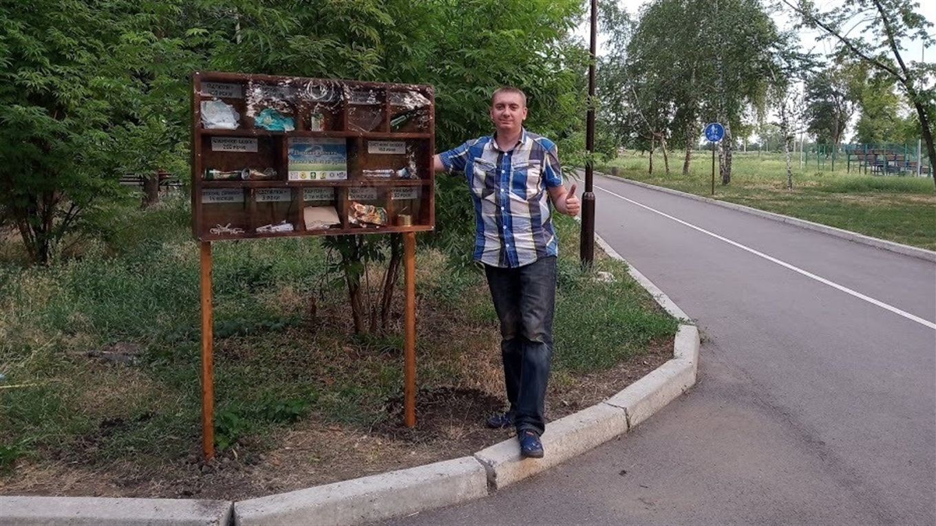 Не раскидывайтесь: зачем в Краматорске поставили стенды с пустыми бутылками и окурками