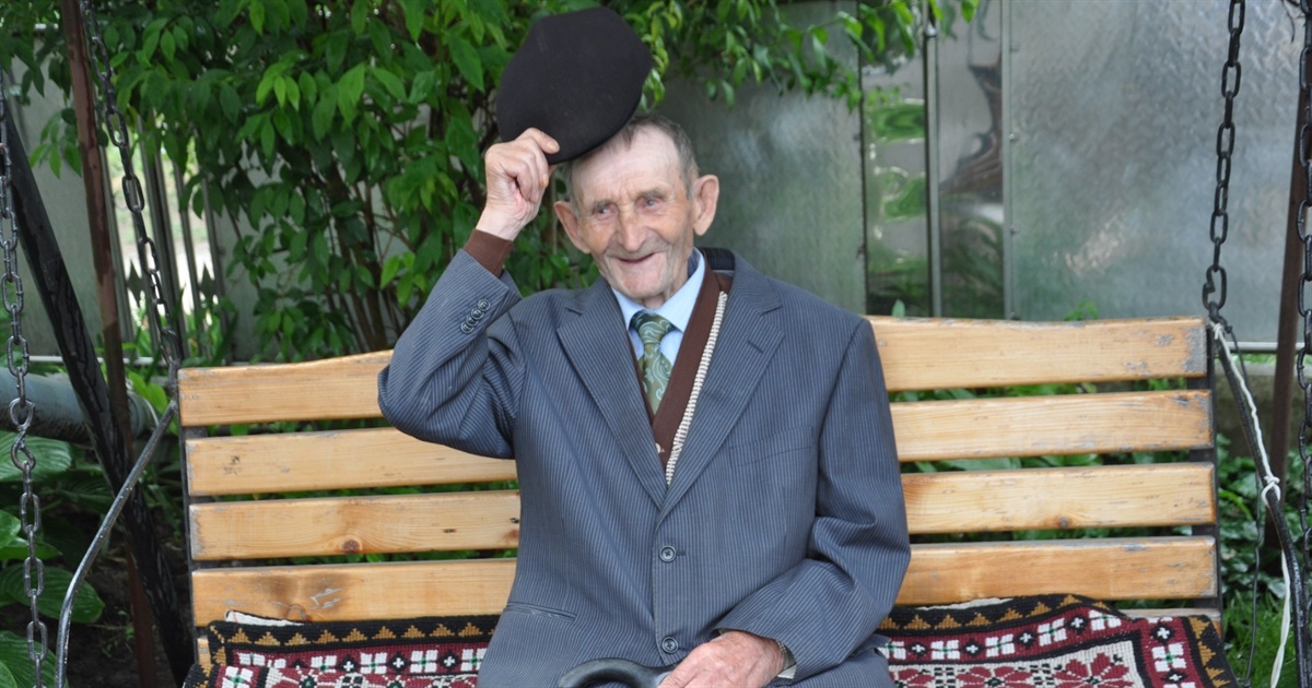 У 105 – здоров’я «на п’ять»! На Чортківщині живе дідусь-довгожитель, який обіцяє пережити путіна
