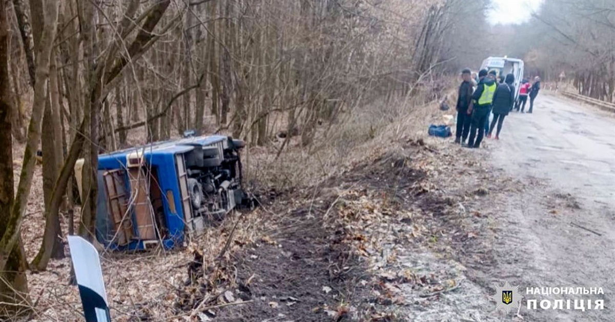 ДТП на Ржищівщині – автобус із пасажирами злетів у кювет