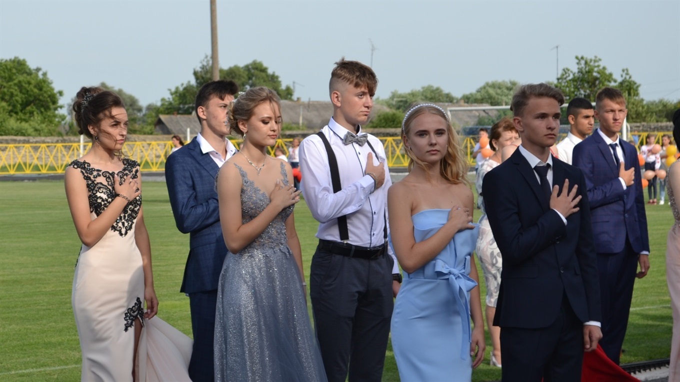 255 старокостянтинівських випускників зустріли світанок дорослого життя