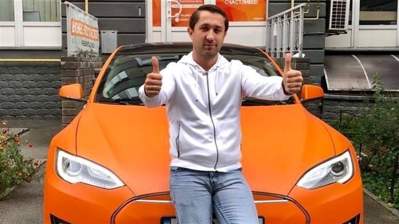 Ездит на оранжевой Tesla, не доверяет банкам и делится факапами в бизнесе: принципы Петра Синегуба