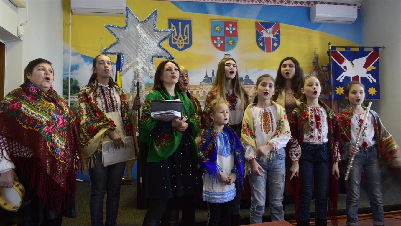 Ранок в Жмеринській міській раді розпочався із колядок: відео