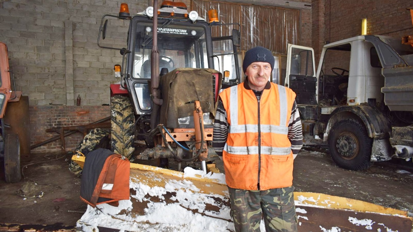 Як гартувалася сталь: на Володимиреччині тракторист 3 доби без сну і відпочинку розчищав дороги