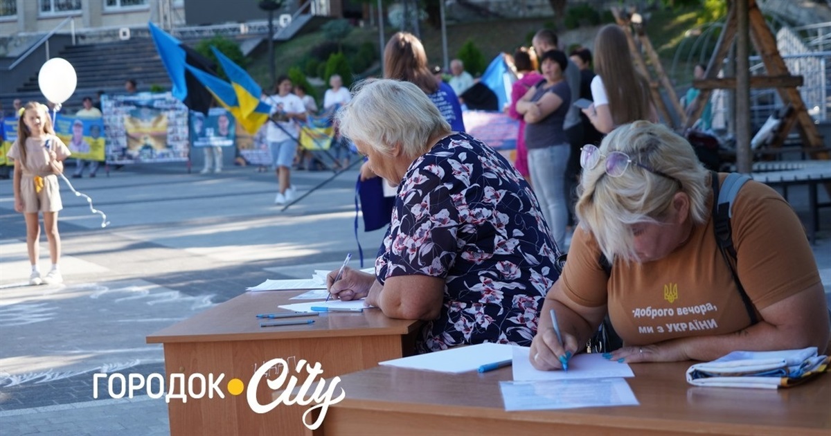 У Городку відкрили «Скриню листів надії»: першими листи опустили діти зниклих безвісти воїнів