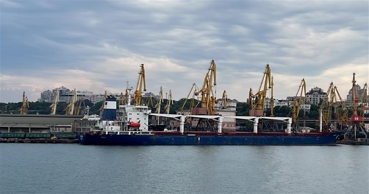 Перше судно з українським зерном вийшло з порту Одеси, в Україну доставили новітнє озброєння