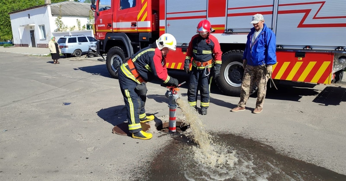 Якщо пожежа, то де брати воду? Стан гідрантів перевірили рятувальники у Володимирці