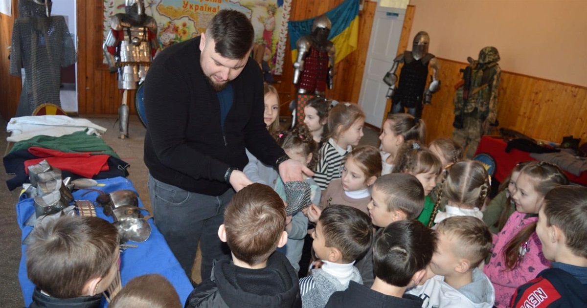У Кіцманському ліцеї організовано виставку, присвячену військовій історії України