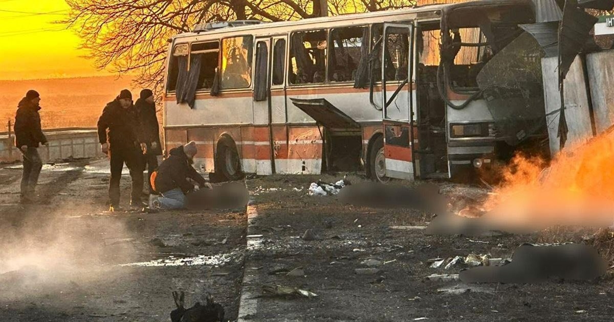 Двоє людей з Донеччини загинули у Тернівці. Росіяни вдарили по автобусу з гірниками двічі