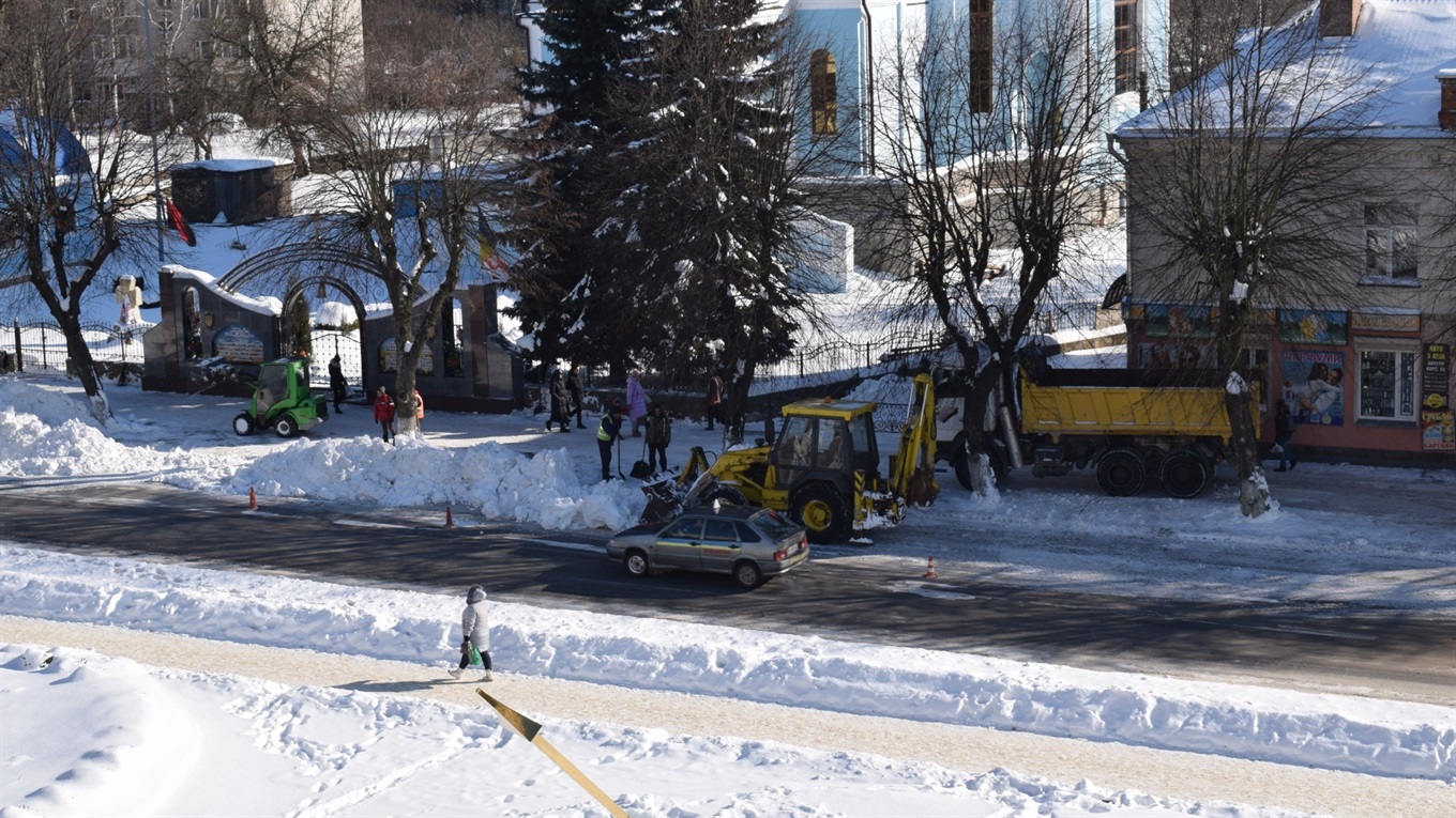 Вивезли вже більше 80 машин: Віталій Якубов прокоментував ситуацію із снігом на дорогах