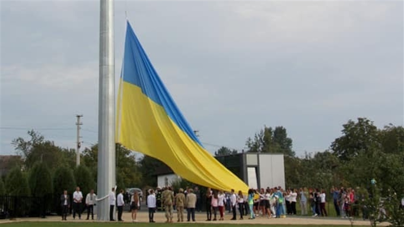 На обійсті Бандери в Старому Угринові урочисто підняли національний стяг на 50-метровому флагштоці