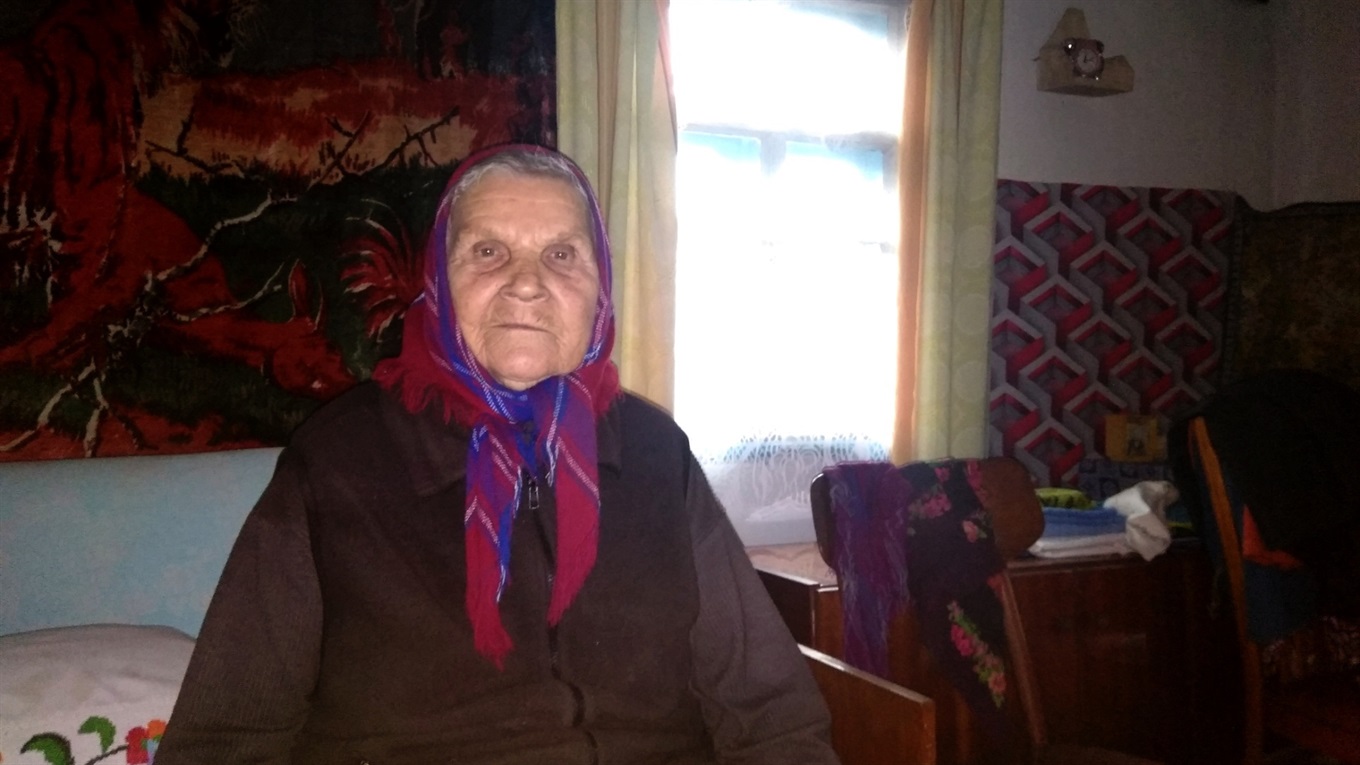 Самотня бабуся розповіла про своє життя: як з подругою вкрали годинник у німця і працювала в шахті
