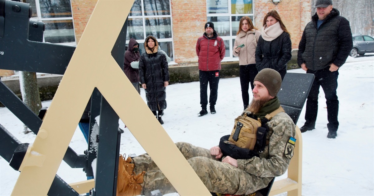 У Жмеринці в парку облаштували спеціальні тренажери для ветеранів війни