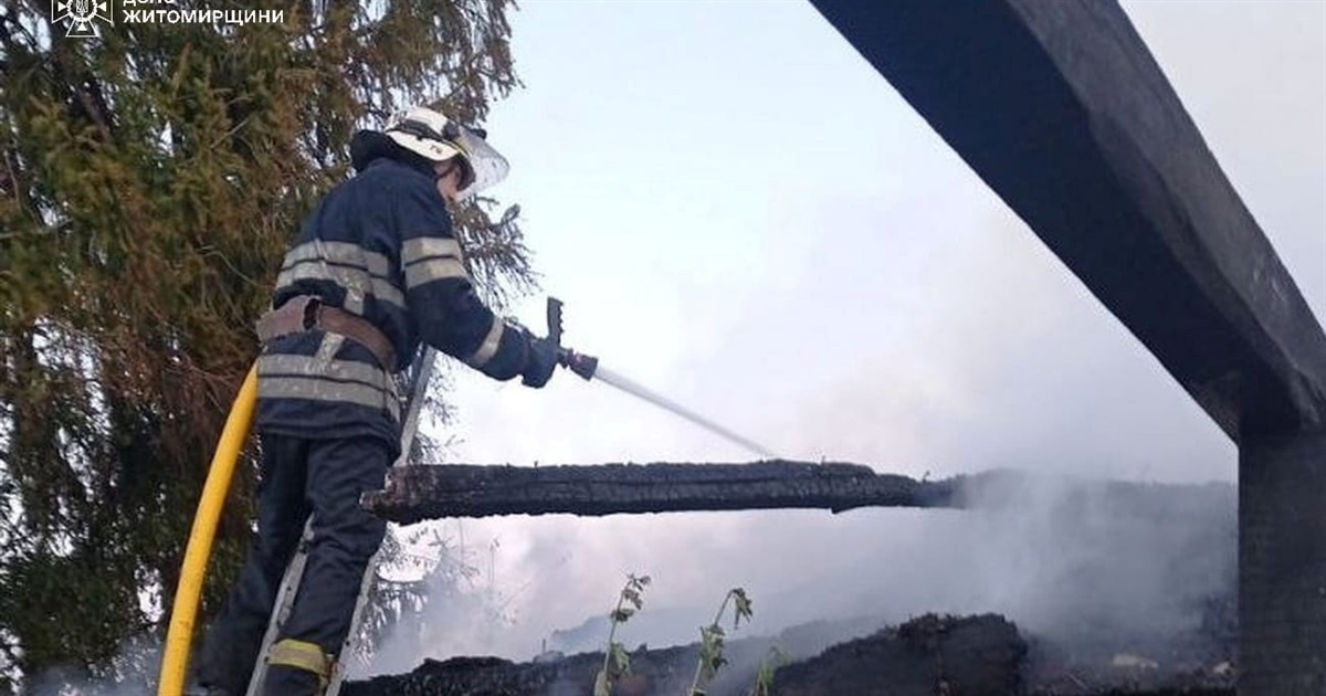 Звягельські вогнеборці врятували приватне домоволодіння від повного знищення пожежею