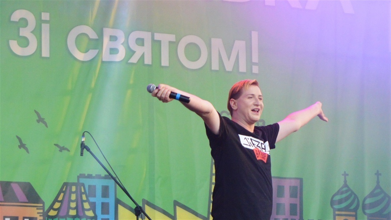 І кіз подоїв, і на концерті в Корюківці виступив епатажний співак Артем Семенов