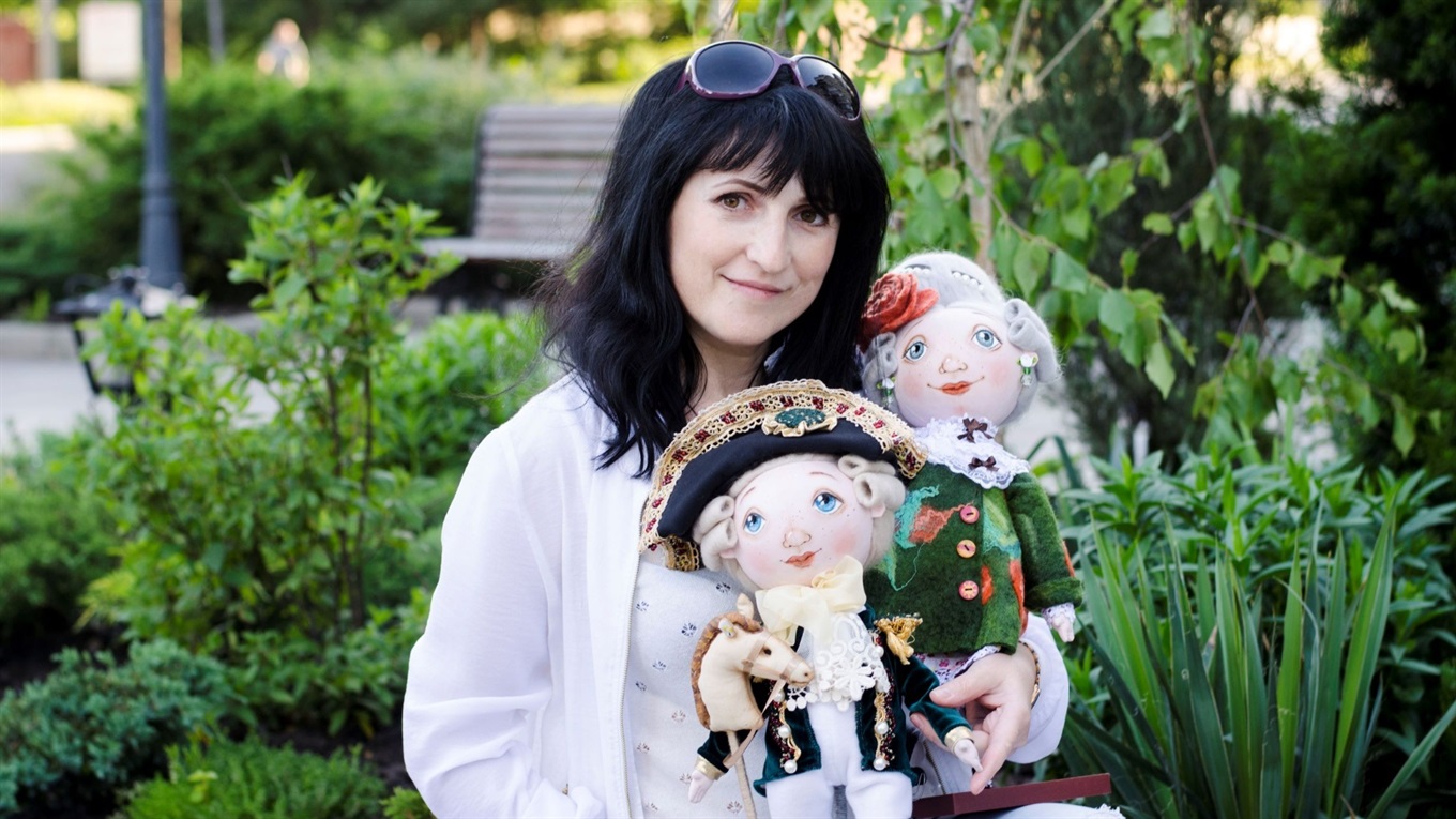 Куклы мастерицы из Покровска есть в Англии и США, а еще – у Олега Ляшко. Вот как она их делает