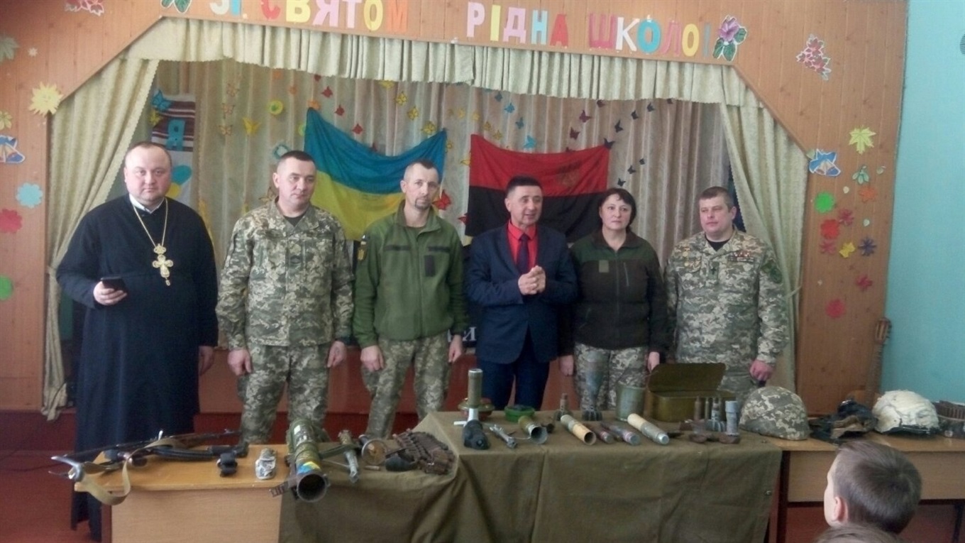 Капелан і військовий з Володимирця зустрічались зі школярами Дубровиччини