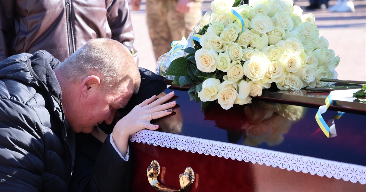 Скорбота і біль: південноукраїнці прощалися із загиблим воїном Максимом Зубарем