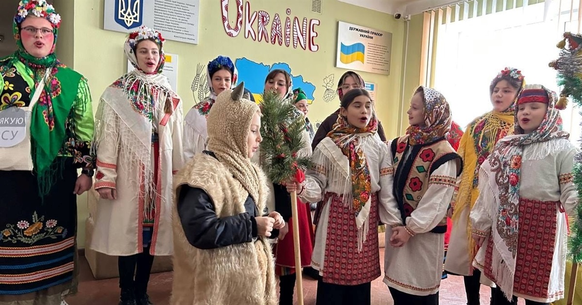 Заспівали коляду на ЗСУ: працівники культури з Сарненської громади придбали захисникам тепловізори