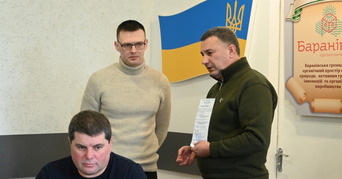 Лікарю-хірургу з Баранівки вручили ордер на службову квартиру