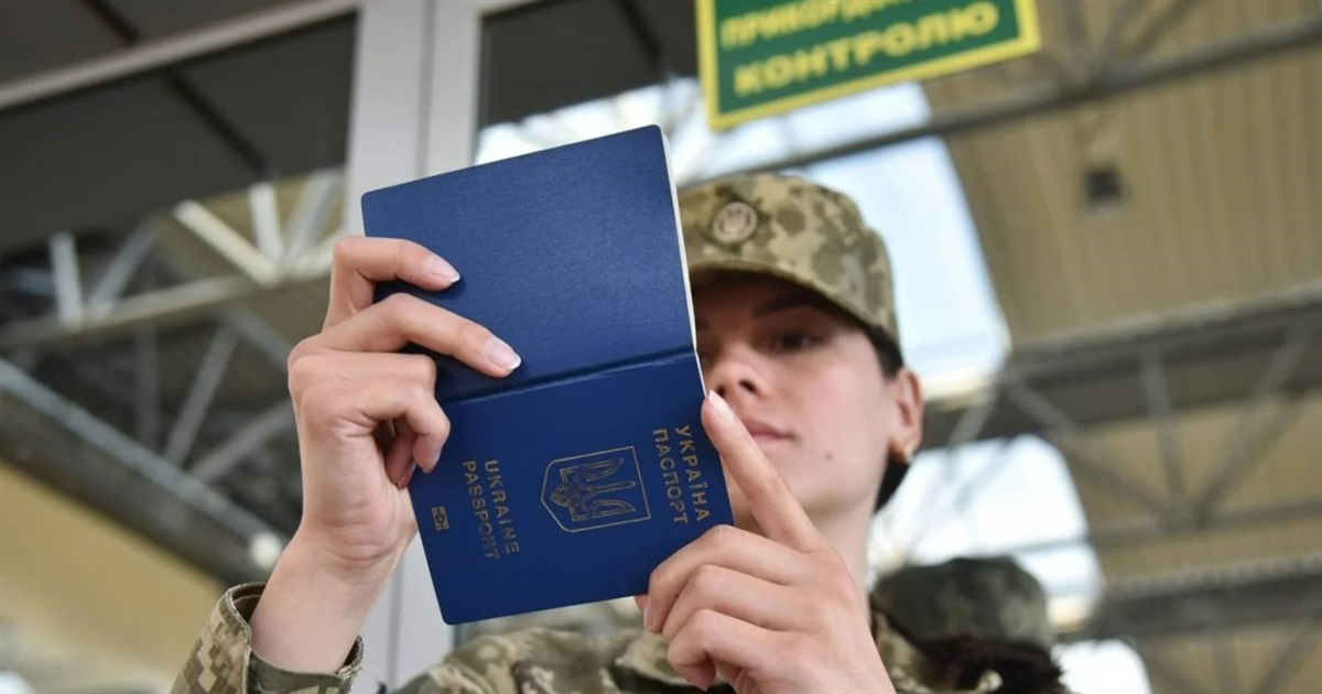 В Україні скасували обмеження на виїзд за кордон для всіх жінок. Що відомо про рішення Кабміну