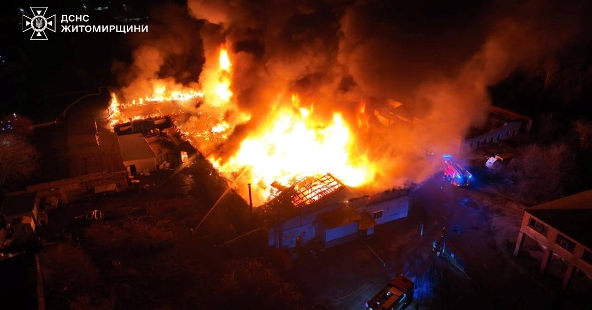 45 рятувальників гасили полум’я на Житомирщині в складській будівлі площею 1200 м²: фоторепортаж