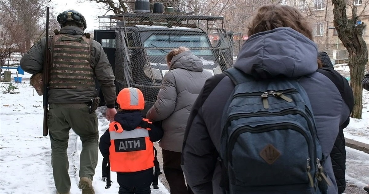 Забули, коли останній раз гуляли на вулиці. З Миколаївки евакуювали три родини з дітьми