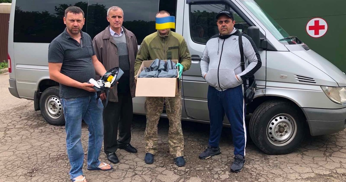 Рафалівські волонтери комплектують аптечки для українських захисників