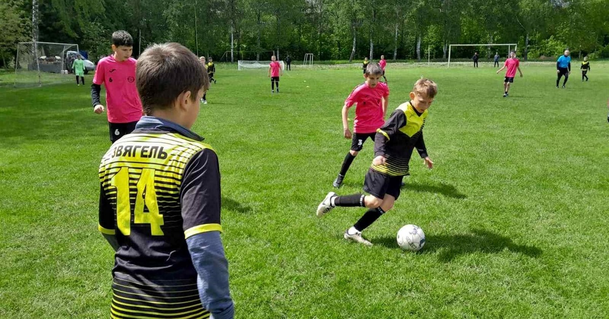 Юні зірки футболу Звягеля: команди Ю-12 та Ю-14 здобули перемоги у чемпіонаті області