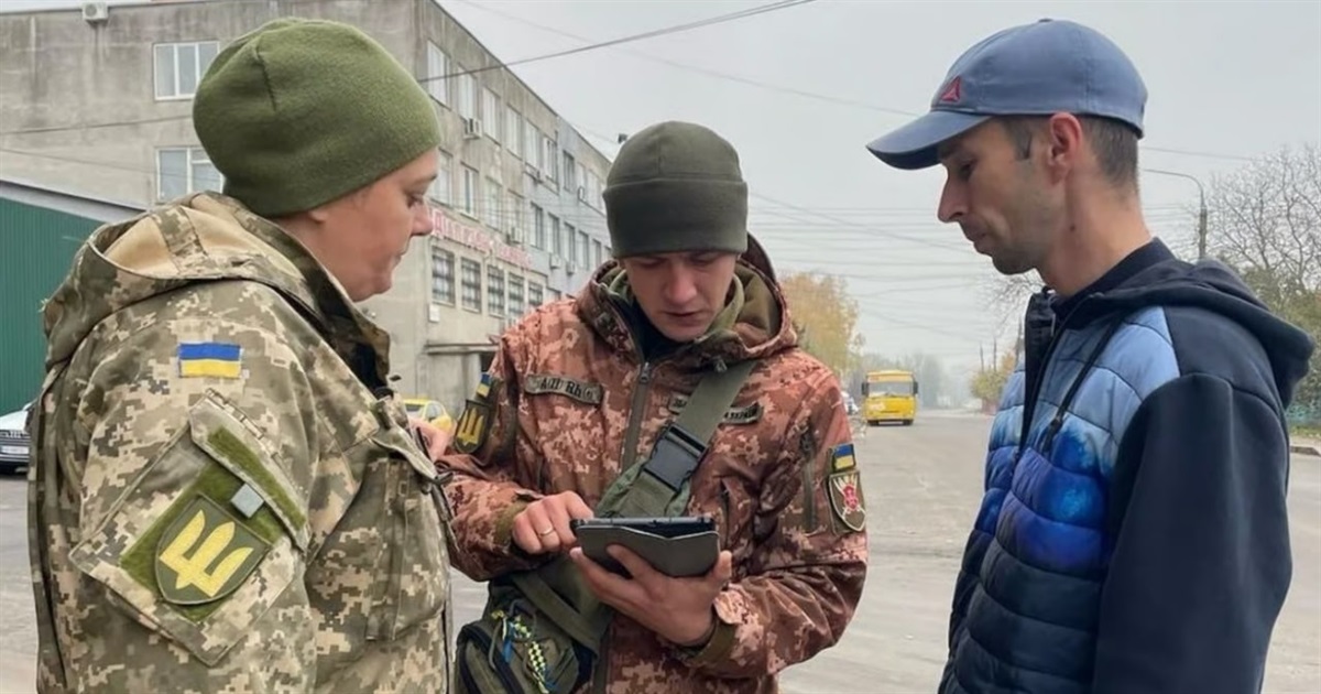 Хто має право на бронь від мобілізації та як її отримати: що зміниться з 18 травня
