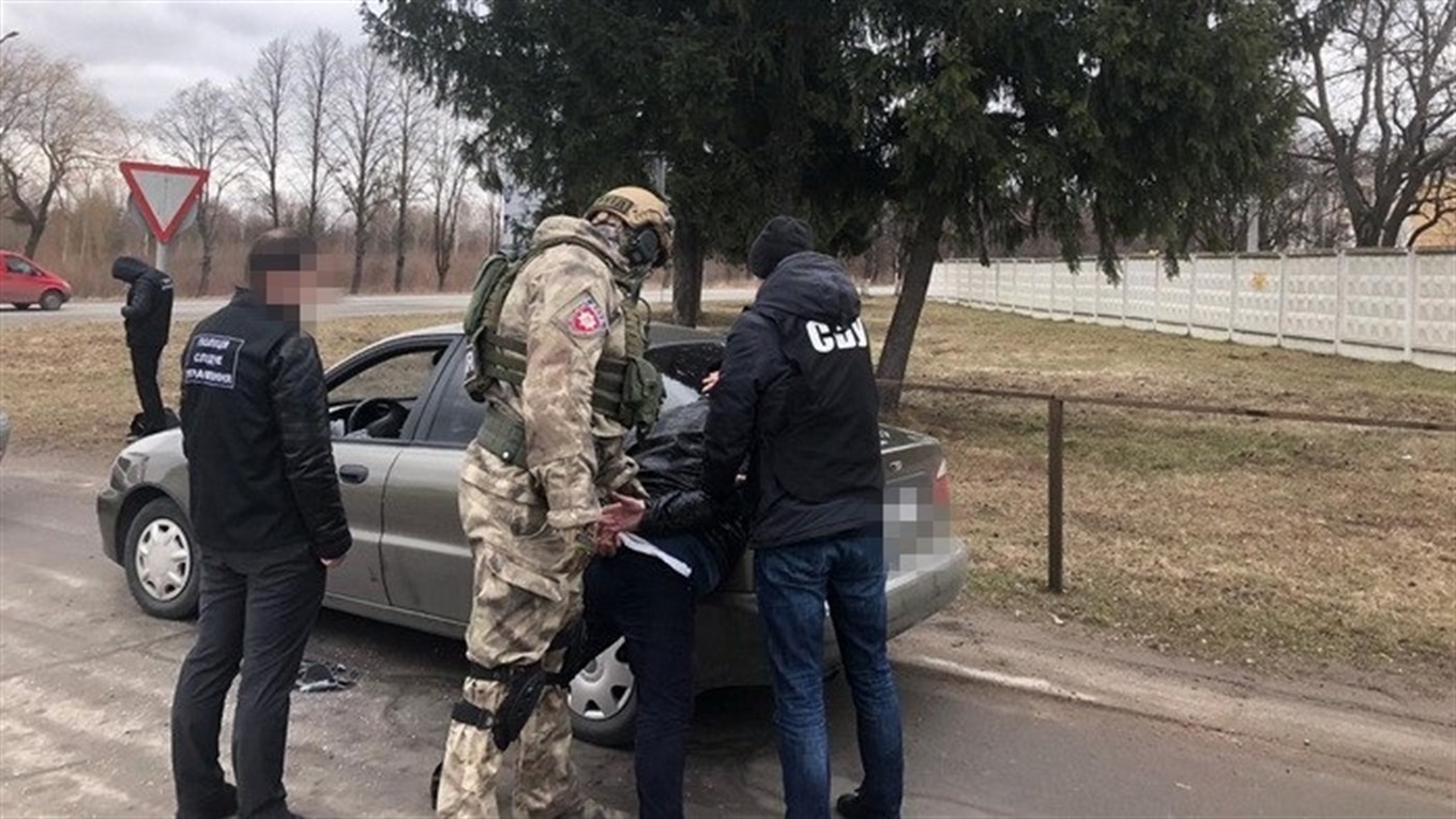 СБУ затримала у Новограді організоване угруповання, яке вимагало у громадян гроші