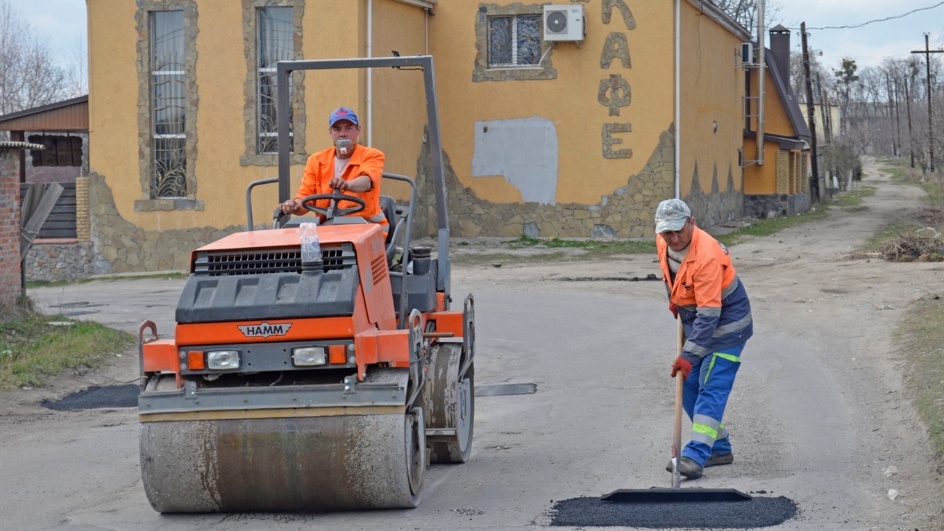 В масках і распіраторах: у Жмеринці триває поточний ремонт доріг